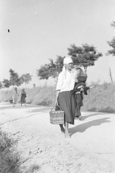 Campagna di Russia. Ucraina - strada sterrata - contadina scalza