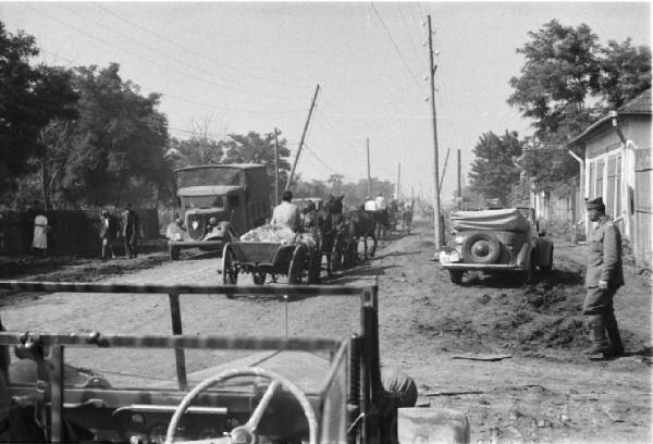 Campagna di Russia. Bessarabia - Soroki - carri trainati da cavalli - automezzi militari