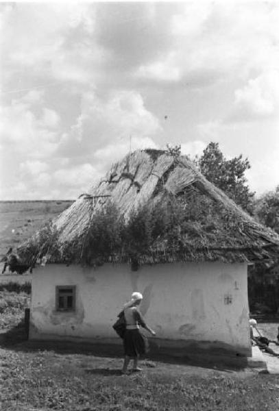 Campagna di Russia. Bessarabia - Riscani - abitazione con tetto in paglia