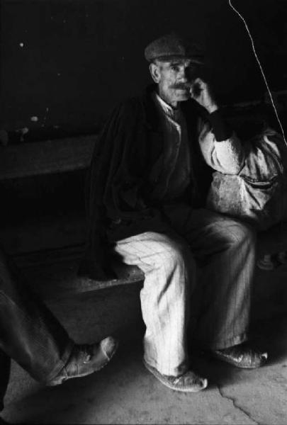 Viaggio in Jugoslavia. Sarajevo: un anziano si riposa all'interno di un magazzino nei pressi del mercato