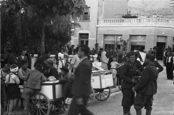 Viaggio in Jugoslavia. Sarajevo: folla nei pressi di un carro nella piazza della cattedrale durante il mercato