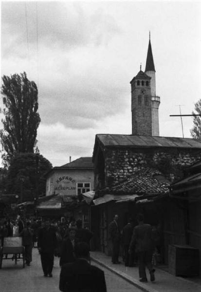 Viaggio in Jugoslavia. Sarajevo: scorcio del borgo con gli abitanti a passeggio
