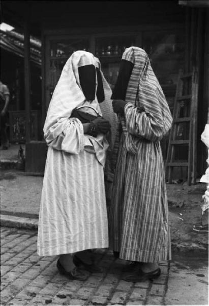 Viaggio in Jugoslavia. Sarajevo: coppi di donne bosniaco-musulmane con il viso coperto dal chador