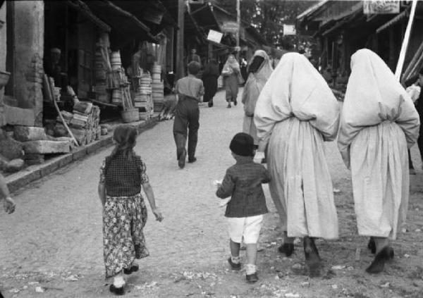 Viaggio in Jugoslavia. Sarajevo: anziano uomo bosniaco in costumi tradizionali si aggira per le vie della città