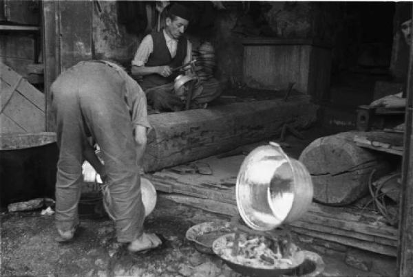 Viaggio in Jugoslavia. Sarajevo: scorcio di una bottega di falegnameria con le maestranze al lavoro