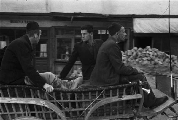 Viaggio in Jugoslavia. Sarajevo: anziamo commerciante seduto davanti alla propria bottega di cesti di legno