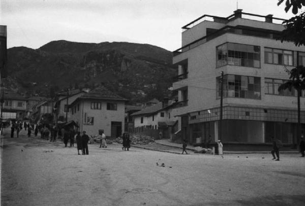 Viaggio in Jugoslavia. Sarajevo: scorcio della città nei pressi di un incrocio stradale