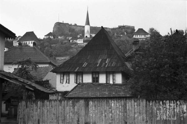 Viaggio in Jugoslavia. Yaitze: scorcio del borgo da un insediamento abitativo - sullo sfondo si intravede il campanile della chiesa