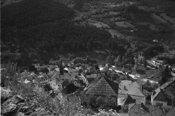 Viaggio in Jugoslavia. Yaitze: veduta aerea del borgo
