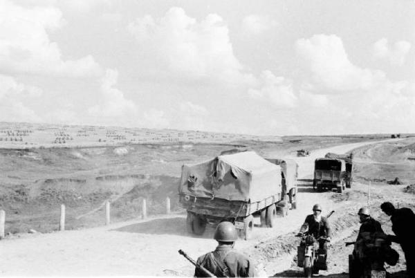 Campagna di Russia. Verso Vil'shanka (Olshanka) - convoglio militare - automezzi