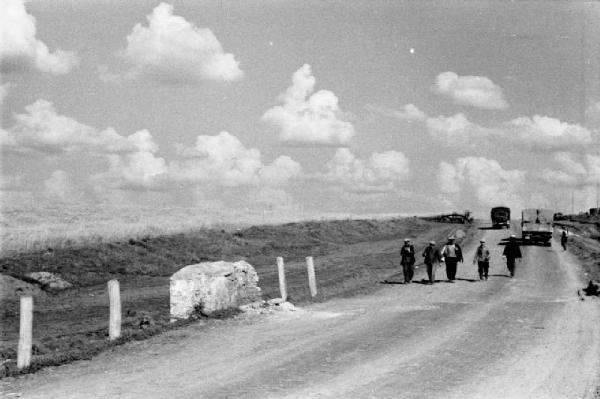 Campagna di Russia. Verso Vil'shanka (Olshanka) - contadini lungo la strada