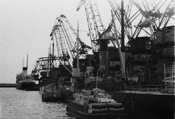 Porto di Napoli. Carroponte con gru lungo la banchina, con accanto veliero agli ormeggi