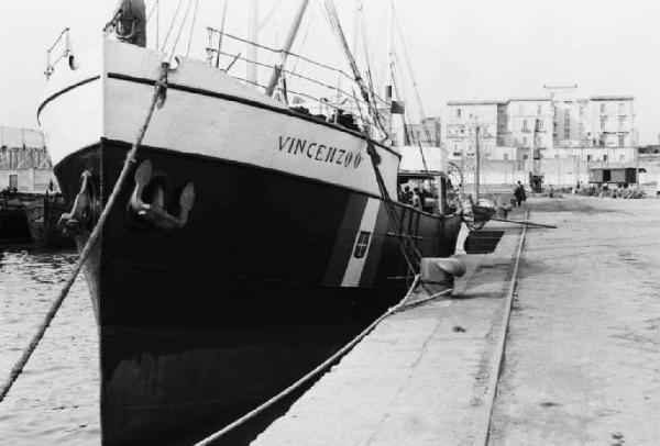 Porto di Napoli. Prua della nave "Vincenzo" ormeggiata in banchina