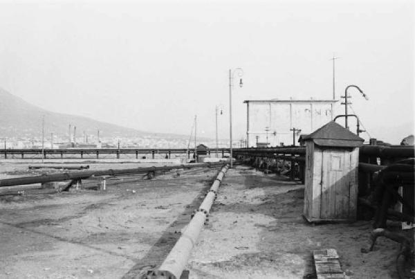 Porto di Napoli. Banchina - tubature