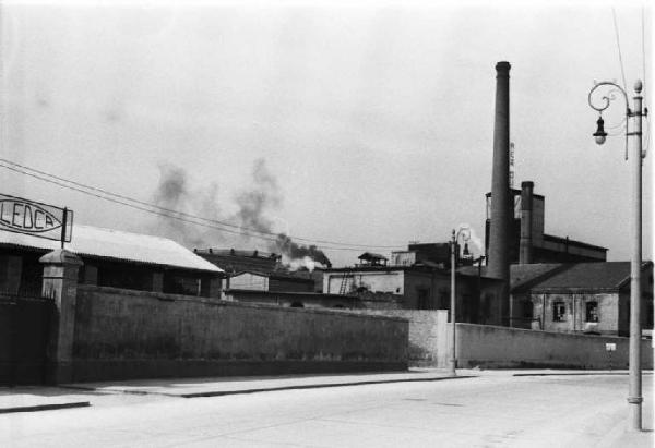 Napoli. Strada - muro di cinta della fabbrica "Ledca" - ciminiera