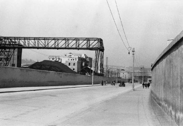 Porto di Napoli. Strada tra due muri di cinta - infrastrutture