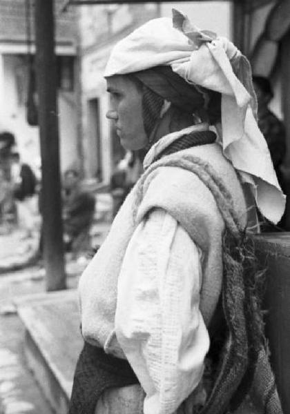 Viaggio in Jugoslavia. Yaitze: donna bosniaca in costume locale - scorcio di spalle