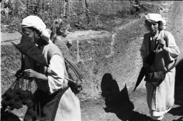 Viaggio in Jugoslavia. Yaitze - anziana contadina, bambina e donna con ombrello