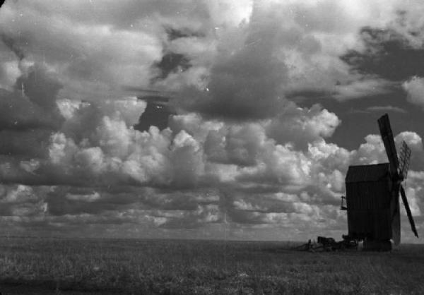 Campagna di Russia. Ucraina - nei pressi di Bojedarowka [?] - mulino a vento