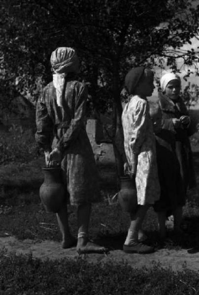 Campagna di Russia. Ucraina - nei pressi di Bojedarowka [?] - bambini con brocche