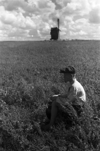 Campagna di Russia. Ucraina - nei pressi di Bojedarowka [?] - ragazzo seduto in un campo