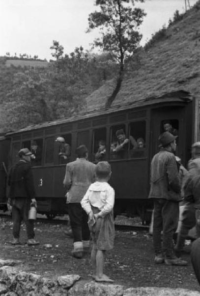 Viaggio in Jugoslavia. Stazione ferroviaria di Yaitze - persone in attesa del treno - bambini