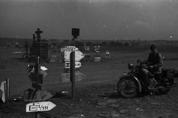 Campagna di Russia. Ucraina - strada verso Bojedorowka [?] - cartelli stradali - soldato in motocicletta