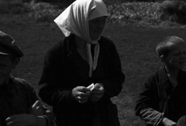 Campagna di Russia. Ucraina - dintorni di Bojedorowka [?] - donna e due bambini