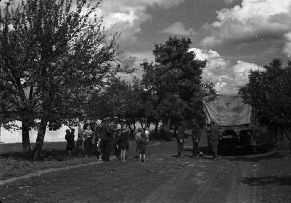 Campagna di Russia. Ucraina - dintorni di Bojedorowka [?] - insediamento rurale - abitanti - camion militare