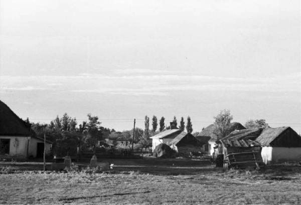 Campagna di Russia. Ucraina - dintorni di Bojedorowka [?] - insediamento rurale - case con tetto di paglia