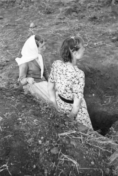 Campagna di Russia. Ucraina - dintorni di Bojedorowka [?] - giovani donne - Katia e sua sorella