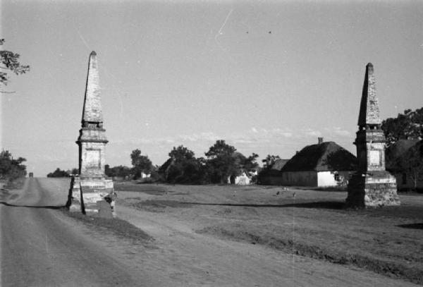 Campagna di Russia. Ucraina - kolkoz di Alferowo - ingresso segnato da pilastri a forma di obelisco