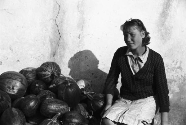 Campagna di Russia. Ucraina - dintorni di Bojedarowka [?] - ritratto femminile - giovane donna posa accanto a un cumulo di zucche - Katia