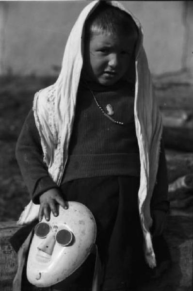 Campagna di Russia. Ucraina - ritratto femminile - bambina con maschera