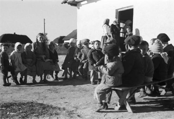 Campagna di Russia. Ucraina - Moghila Surijka [?] - scuola all'aperto - bambini