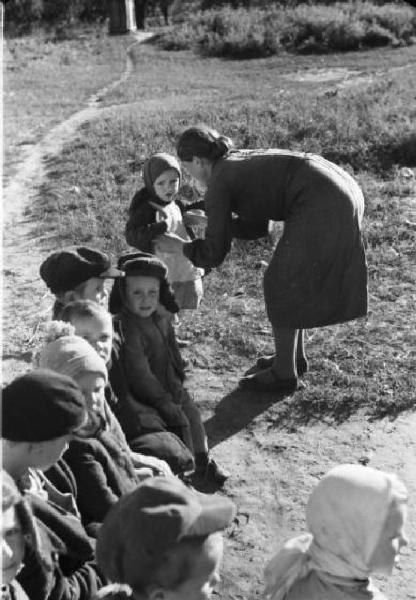 Campagna di Russia. Ucraina - Moghila Surijka [?] - scuola all'aperto - bambini - maestra