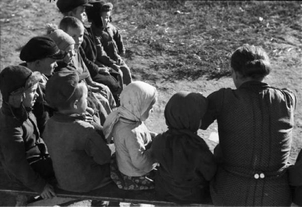 Campagna di Russia. Ucraina - Mogila Surijska [?] - scuola all'aperto - bambini