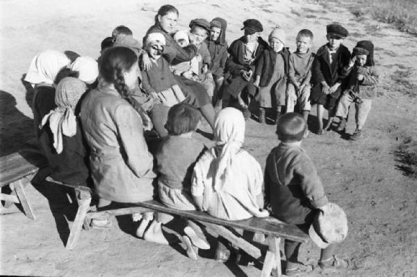 Campagna di Russia. Ucraina - Moghila Surijka [?] - scuola all'aperto - ritratto di gruppo - bambini