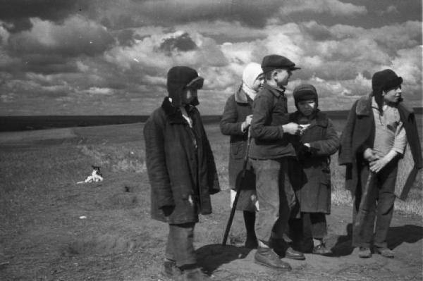 Campagna di Russia. Ucraina - dintorni di Mogila Surijska [?] - bambini