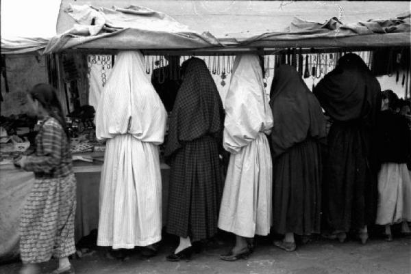 Viaggio in Jugoslavia. Banja Luka: gruppo di donne bosniache in abito locale sorprese di spalle nella zona del mercato