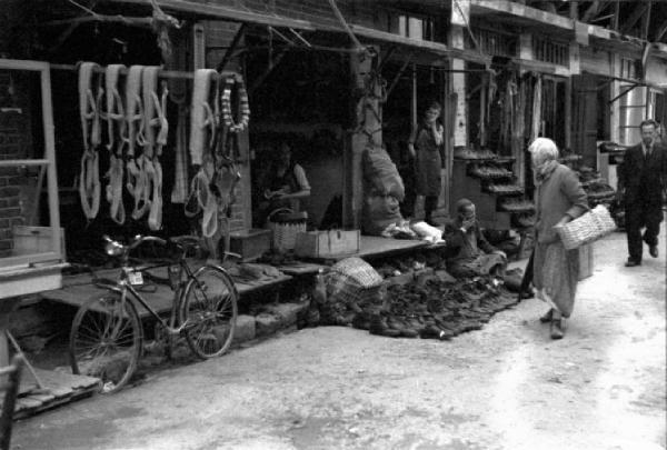 Viaggio in Jugoslavia. Banja Luka: scorcio nella zona del mercato - una sigora osserva la merce davandi a una bancarella della frutta