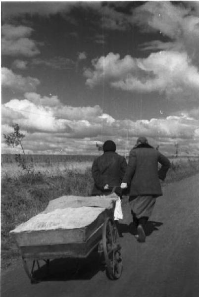 Campagna di Russia. Ucraina - dintorni di Mogila Surijska [?] - donne trainano un carretto