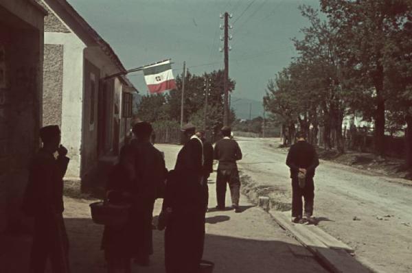 Viaggio in Jugoslavia. Vhrovine: scorcio del paesaggio nei pressi di una stazione di servizio affollata di gente