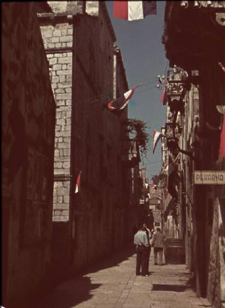 Viaggio in Jugoslavia. Dubrovnik (Ragusa): scorcio di una via nel centro storico addobbata a parata