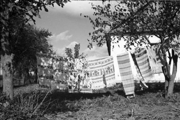 Campagna di Russia. Ucraina - Moghila Surijka [?] - panni stesi all'aperto