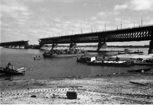 Campagna di Russia. Ucraina - Dnipropetrovs'k - ponte danneggiato sul fiume Dnepr - imbarcazioni