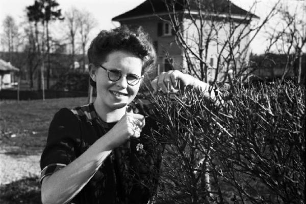 Internamento in Svizzera. Subingen. La famiglia di Don Mangili. Ritratto femminile, donna sorridente in giardino