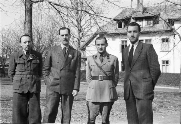 Internamento in Svizzera. Attisholz. Ritratto di gruppo, quattro militari in posa nel giardino di una villa. Colonnello Laughental (?)