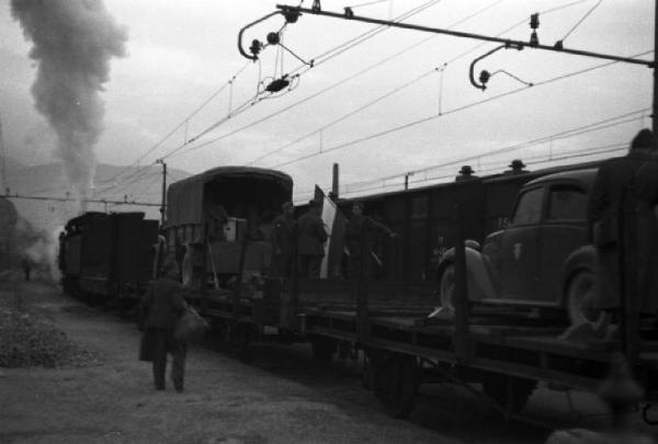 Italia Seconda Guerra Mondiale. Caserma militare di Riva del Garda - partenza della legione croata: scorcio del treno merci carico di vetture militari e civili