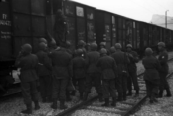 Italia Seconda Guerra Mondiale. Caserma militare di Riva del Garda - partenza della legione croata: pattuglia di soldati in attesa di salire sul treno